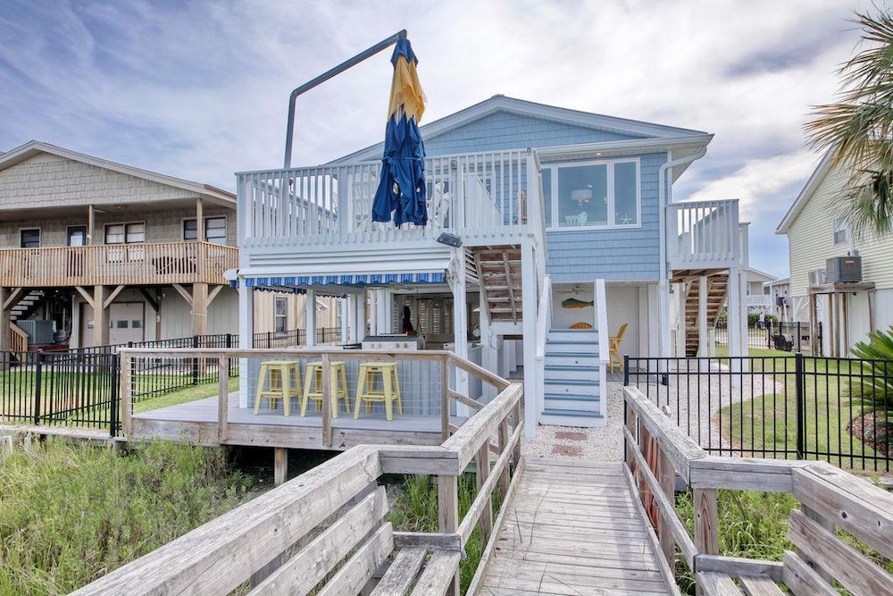 exterior of a vacation rental walking distance to the NC oyster fest