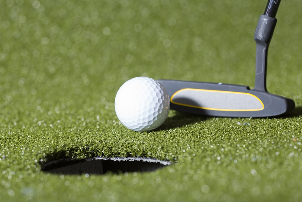 mini golf putt up close