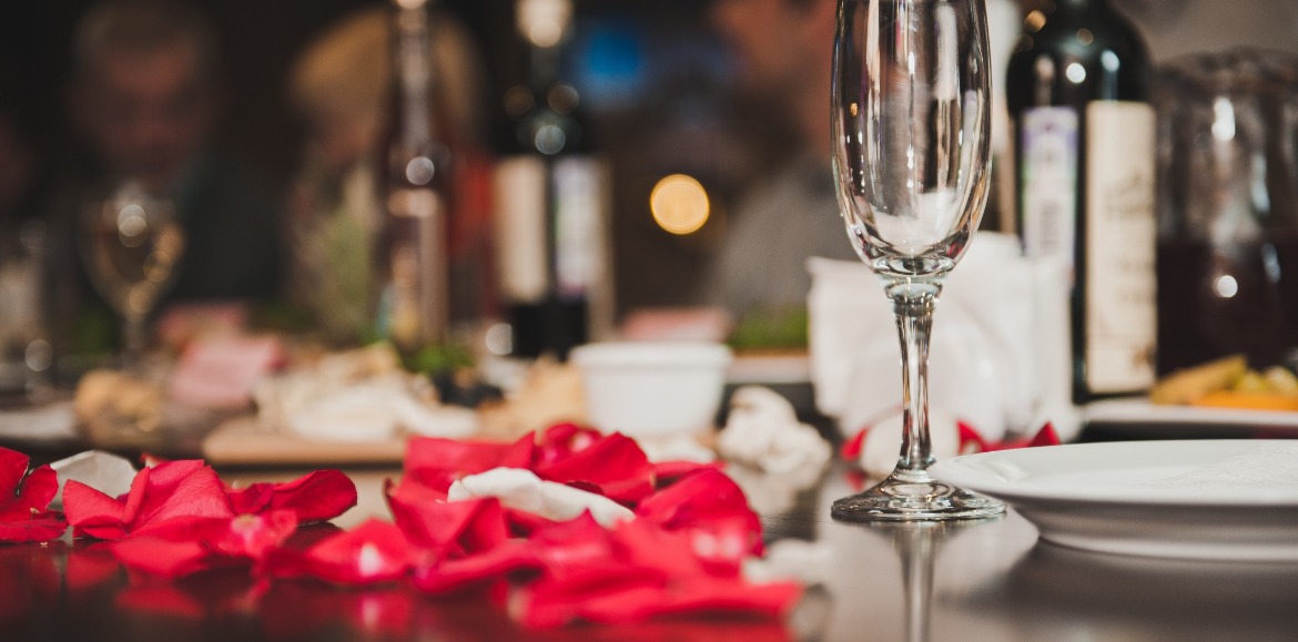 romantic dinner with rose petals on table | Williamson Realty Vacations